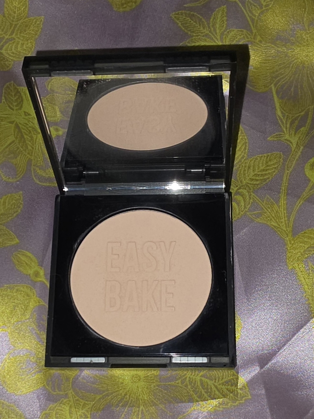 Huda Beauty Easy Bake & Snatch Pressed Powder Compact – Peach Pie 0.29oz